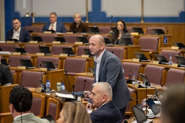 Božićna poruka koja peče savjest: Knežević o vjeri, licemjerju i društvenim mrežama